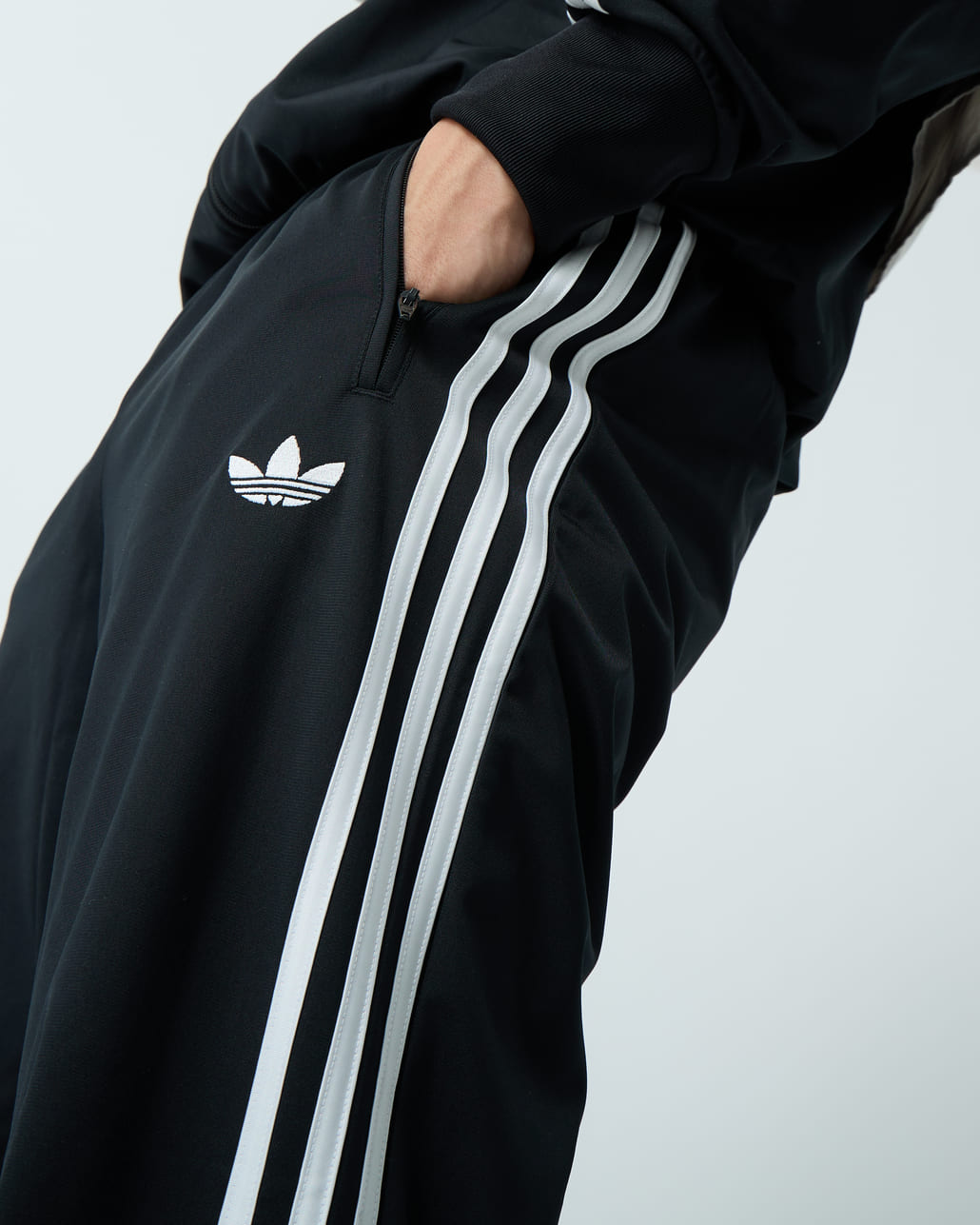 adidas Originals [アディダス オリジナルス] ファイヤーバード トラックトップとトラックパンツです。