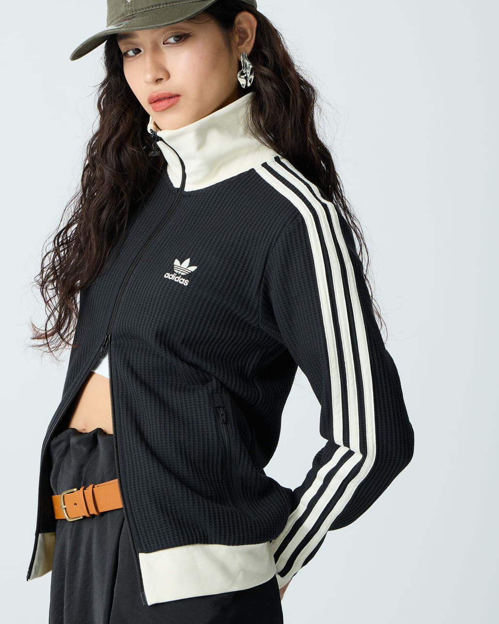 adidas Originals [アディダス オリジナルス] ワッフル クラシックトラックトップです。