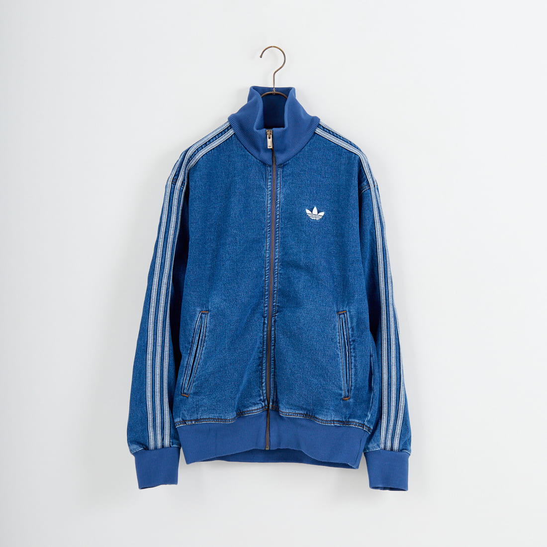 adidas Originals [アディダス オリジナルス] ファイヤーバード デニムトラックトップ [CV103]です。