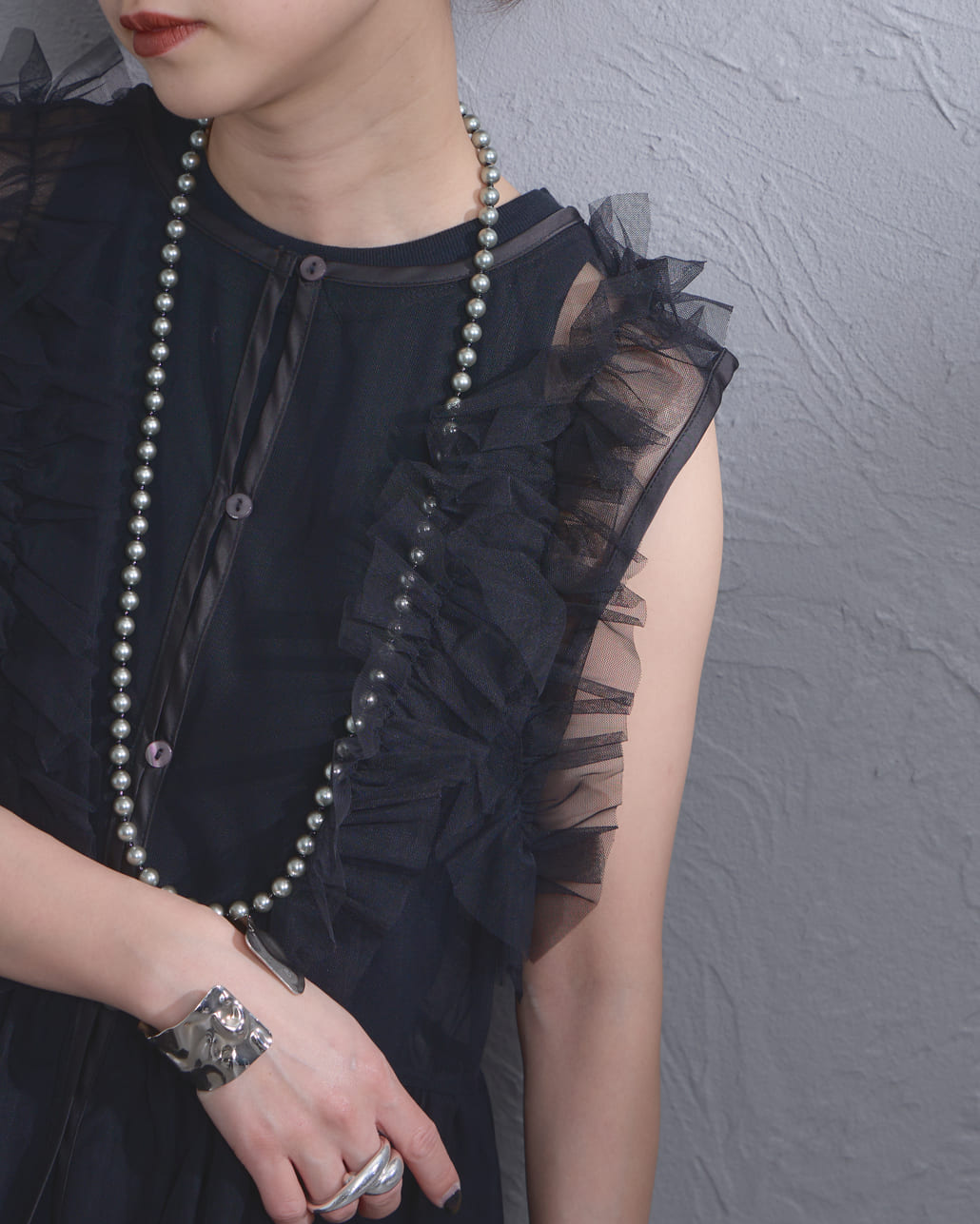 【限定展開】nenom [ネノム] マルチWAY チュールベスト [NE26312006]の着用画像です。