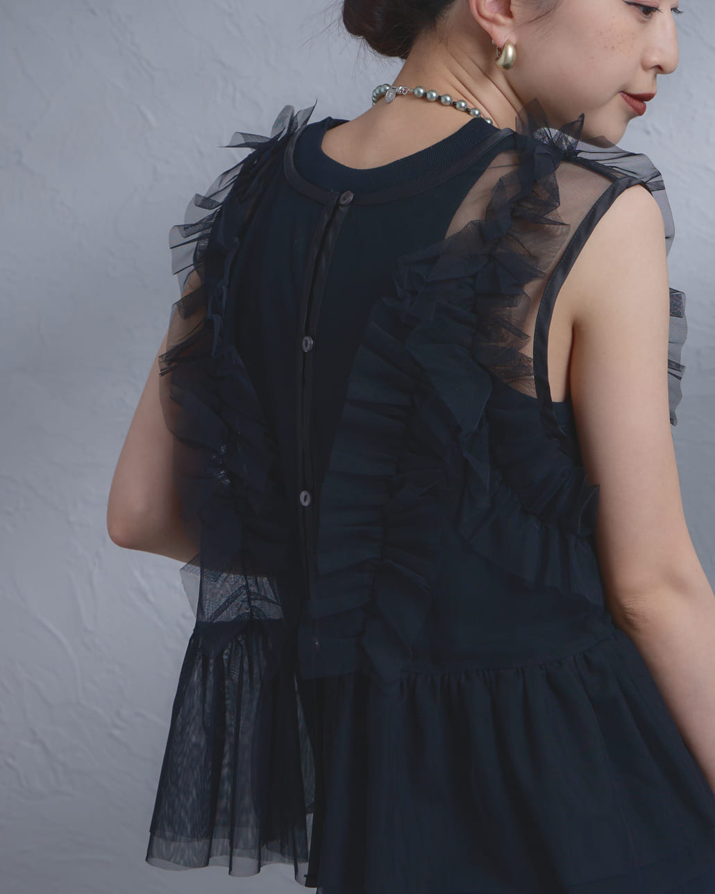 【限定展開】nenom [ネノム] マルチWAY チュールベスト [NE26312006]の着用画像です。