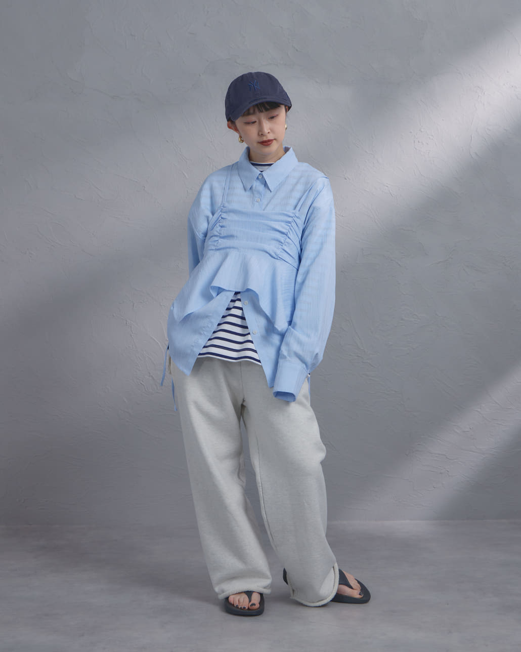 nenom [ネノム] マルチWAY ビスチェセットシャツ [NE26312005]の着用画像です。