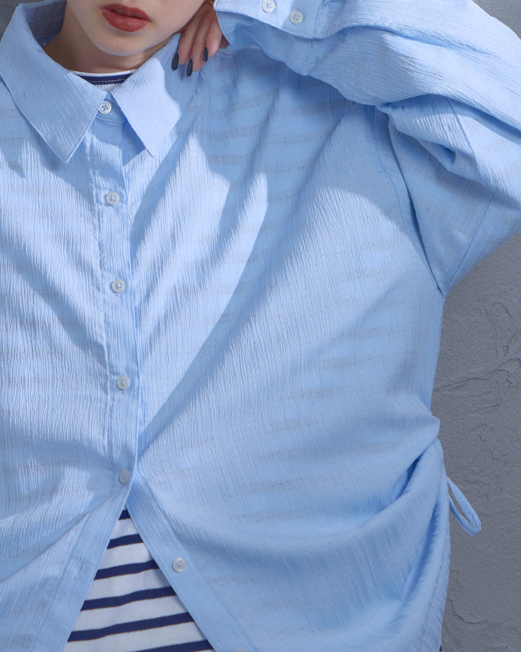 nenom [ネノム] マルチWAY ビスチェセットシャツ [NE26312005]の着用画像です。