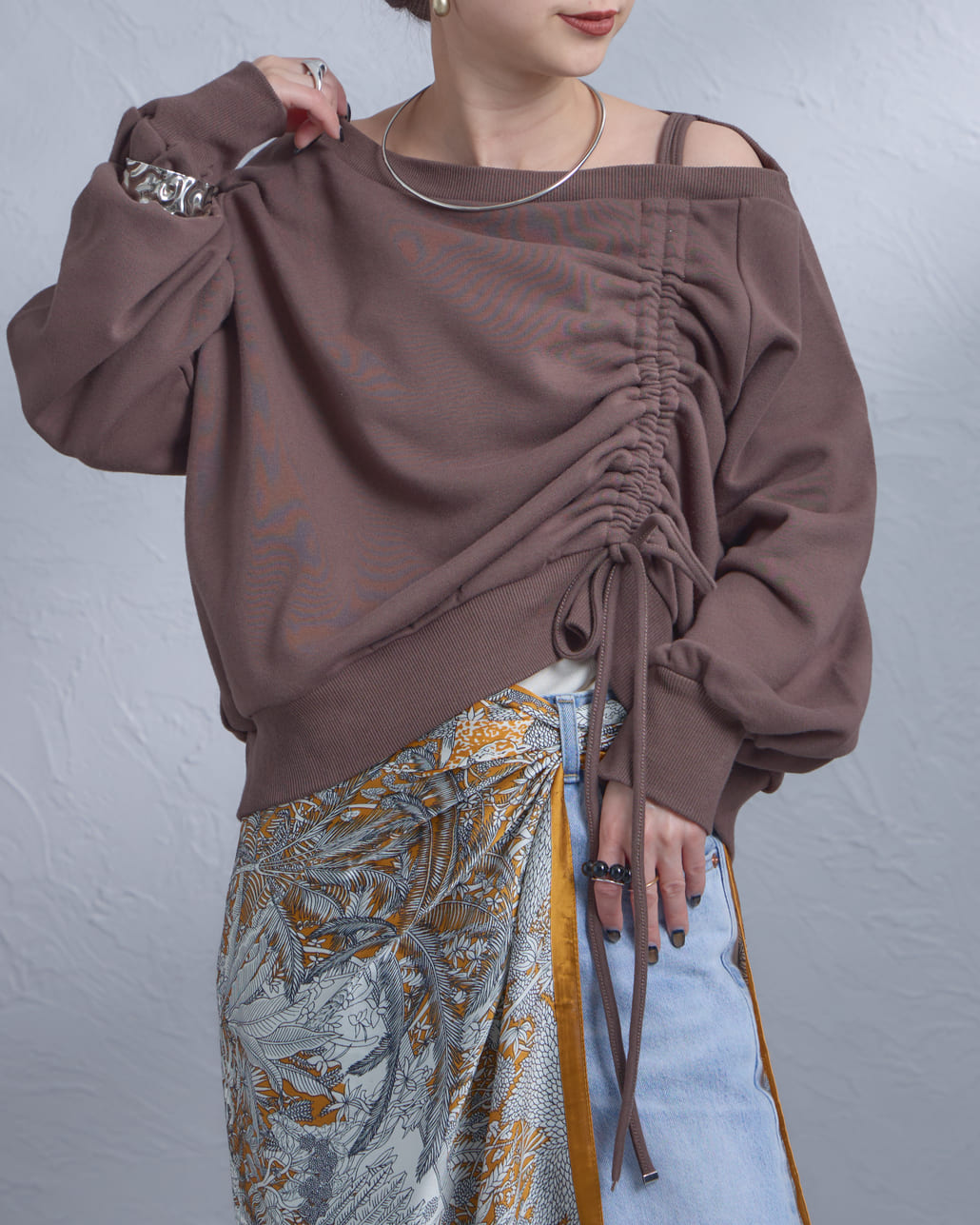 nenom [ネノム] ワンショルダードロストスウェット [NE25142013]の着用画像です。