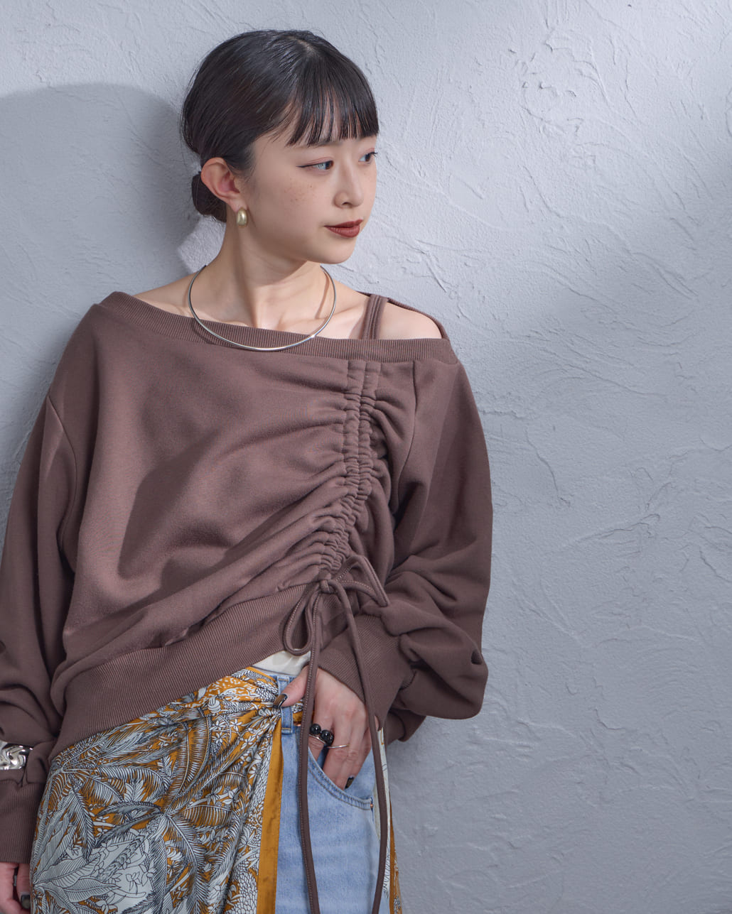 nenom [ネノム] ワンショルダードロストスウェット [NE25142013]の着用画像です。