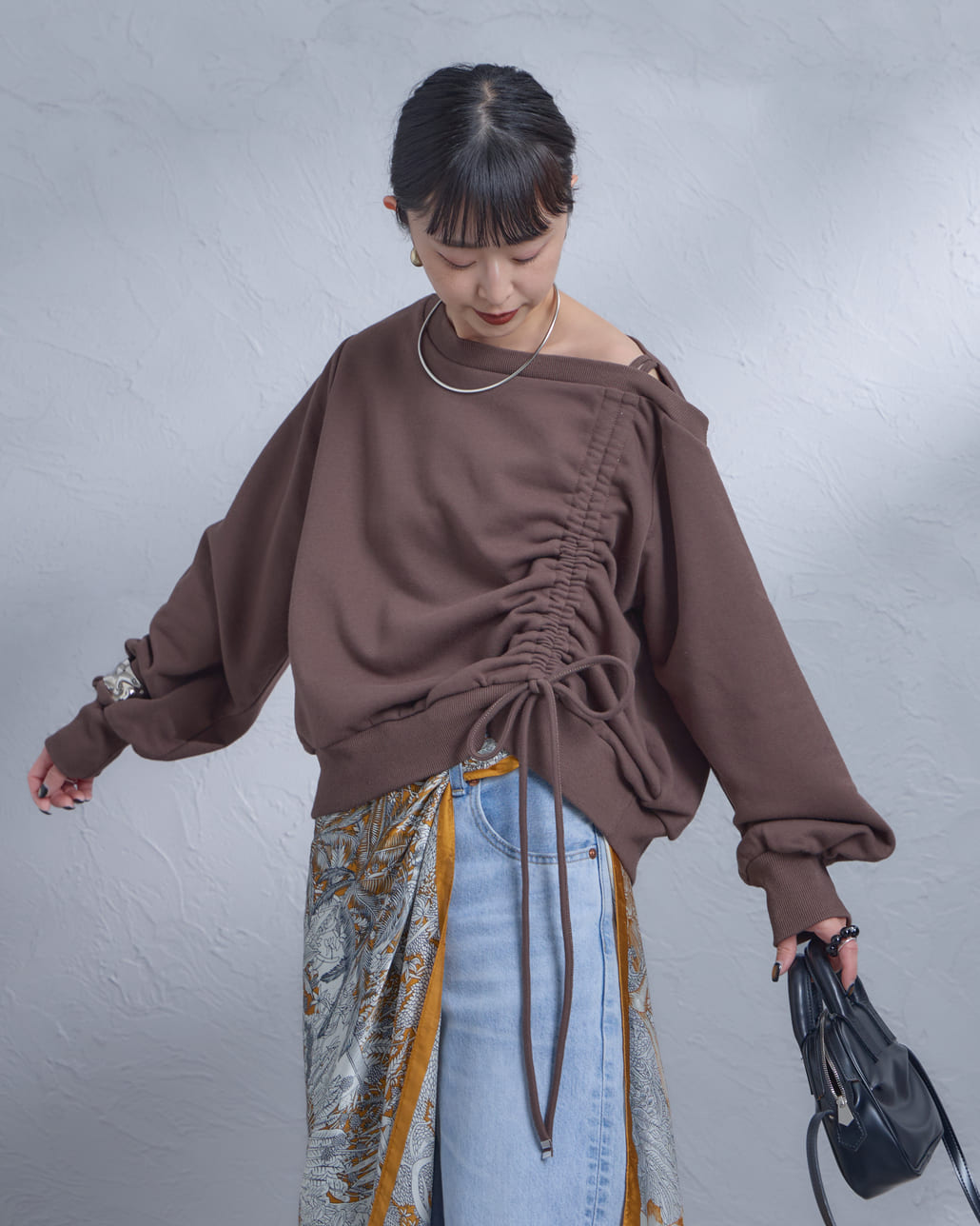 nenom [ネノム] ワンショルダードロストスウェット [NE25142013]の着用画像です。