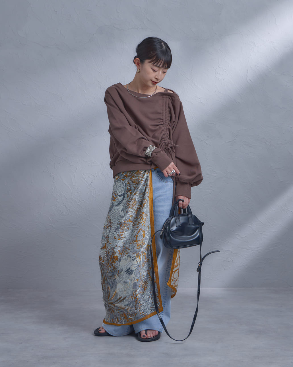 nenom [ネノム] ワンショルダードロストスウェット [NE25142013]の着用画像です。