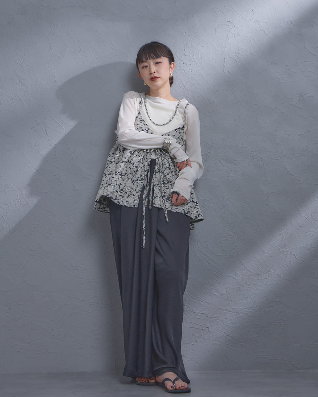 nenom [ネノム] マルチWAY ジャガード ペプラムキャミブラウス [NE26312007]の着用画像です。