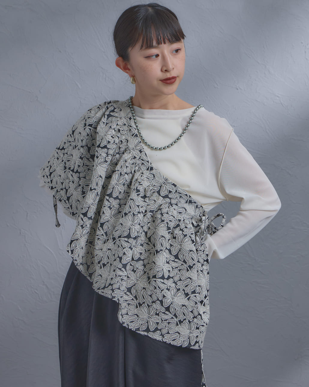 nenom [ネノム] マルチWAY ジャガード ペプラムキャミブラウス [NE26312007]の着用画像です。