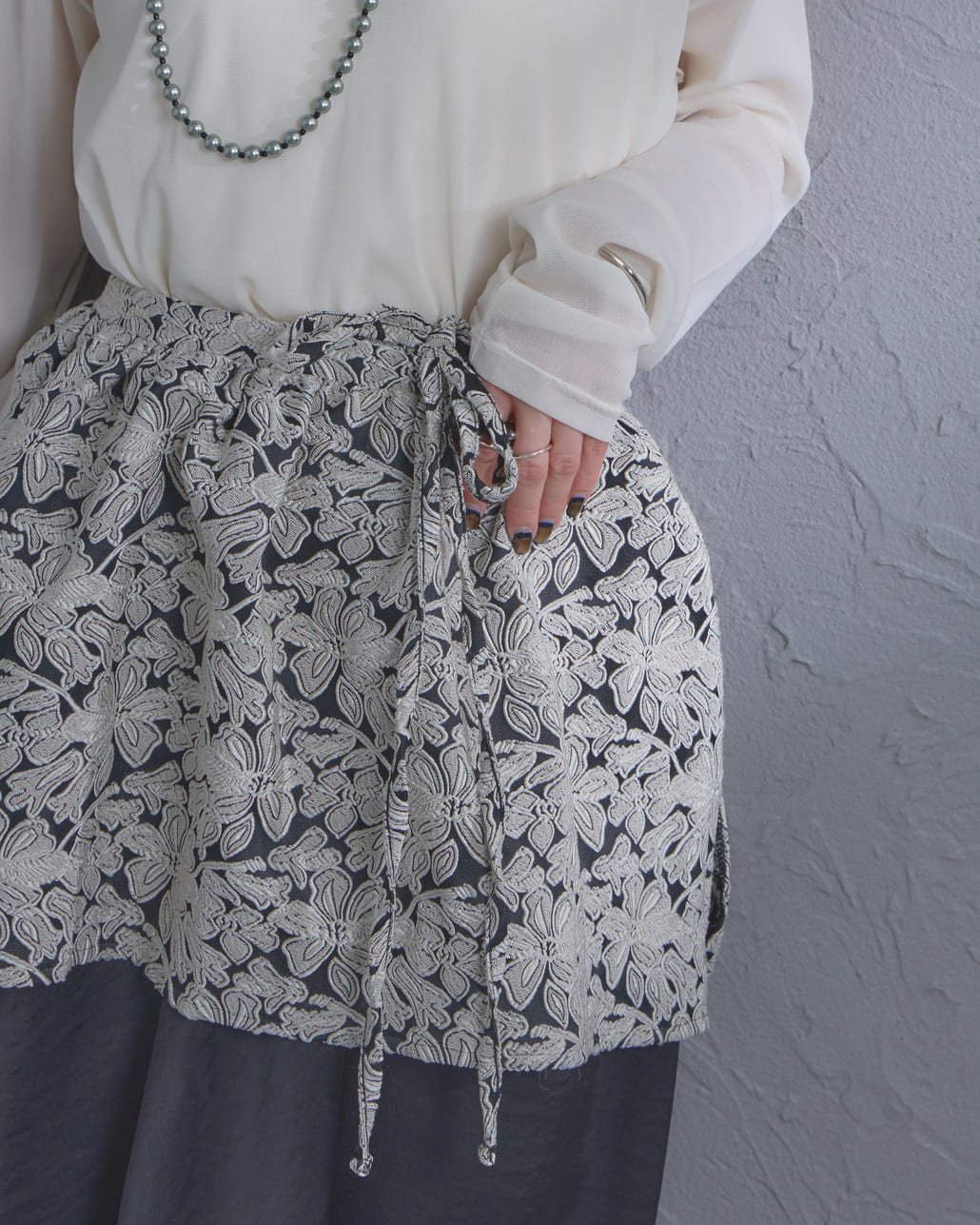 nenom [ネノム] マルチWAY ジャガード ペプラムキャミブラウス [NE26312007]の着用画像です。