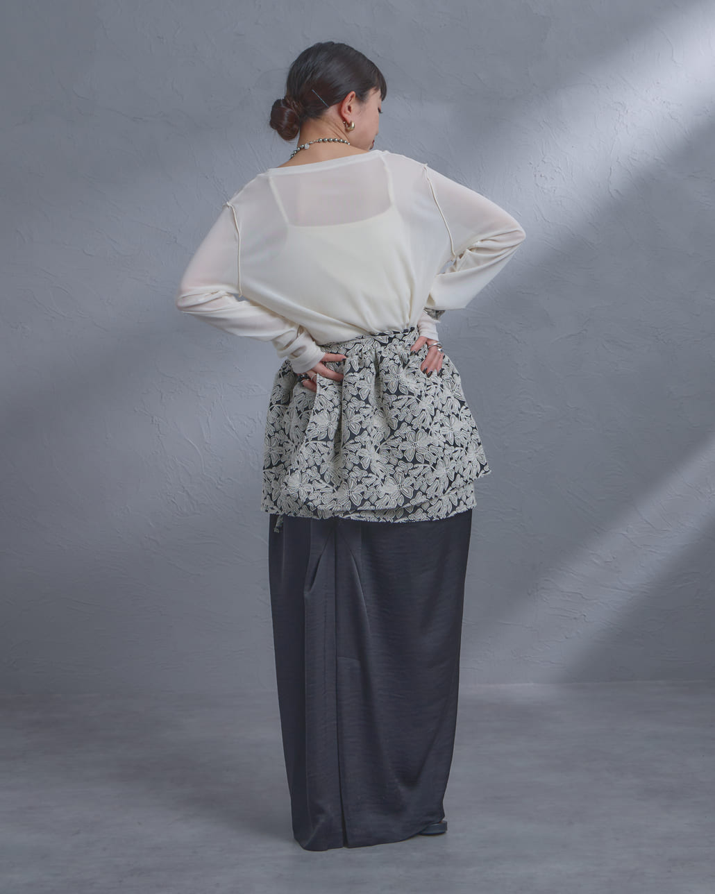 nenom [ネノム] マルチWAY ジャガード ペプラムキャミブラウス [NE26312007]の着用画像です。