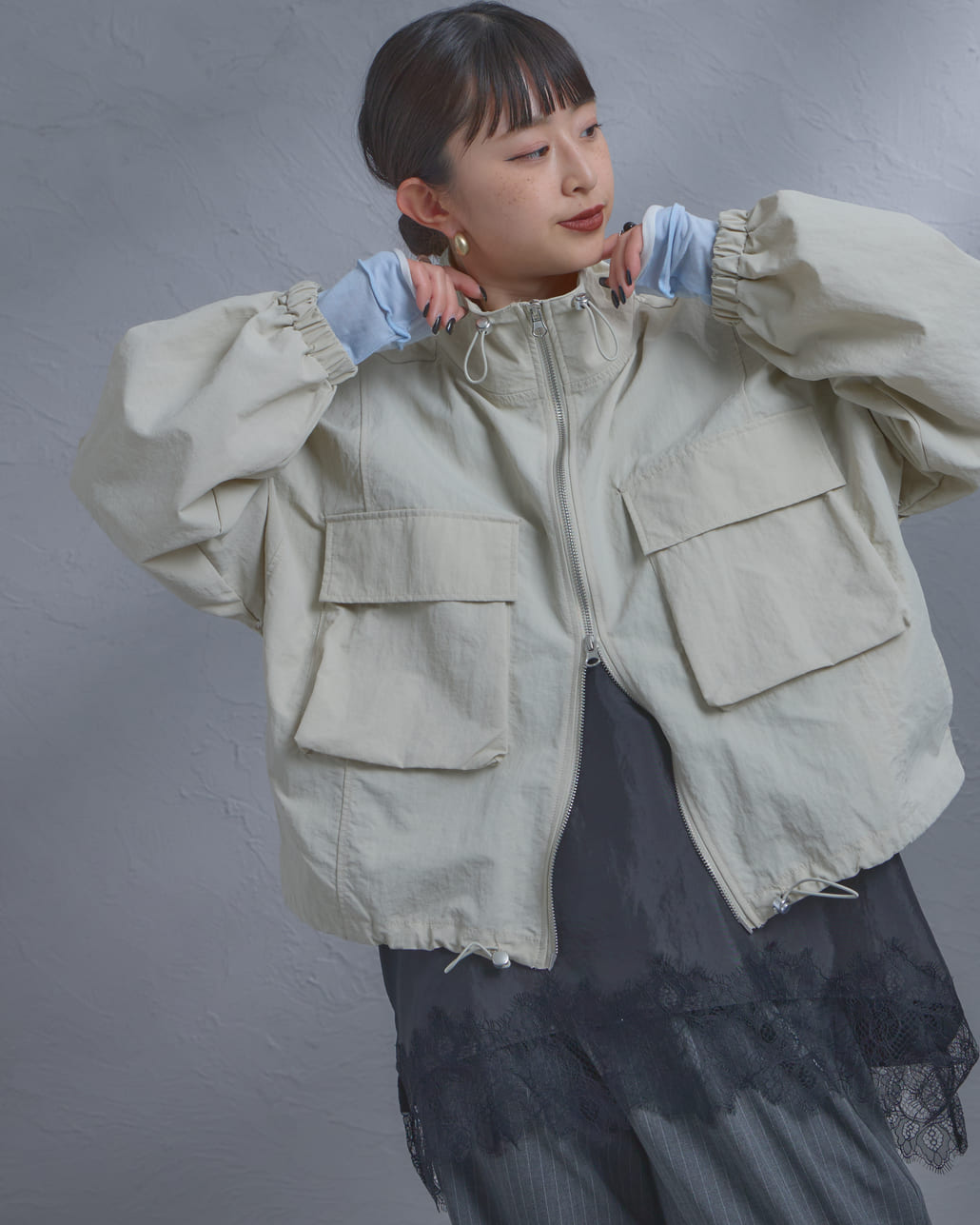 nenom [ネノム] ドローコード付 ハイネック ナイロンショートブルゾン [NE26312011]の着用画像です。