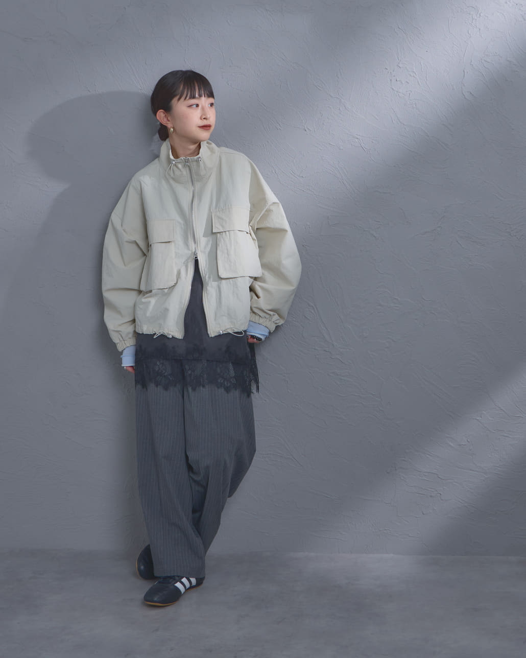 nenom [ネノム] ドローコード付 ハイネック ナイロンショートブルゾン [NE26312011]の着用画像です。