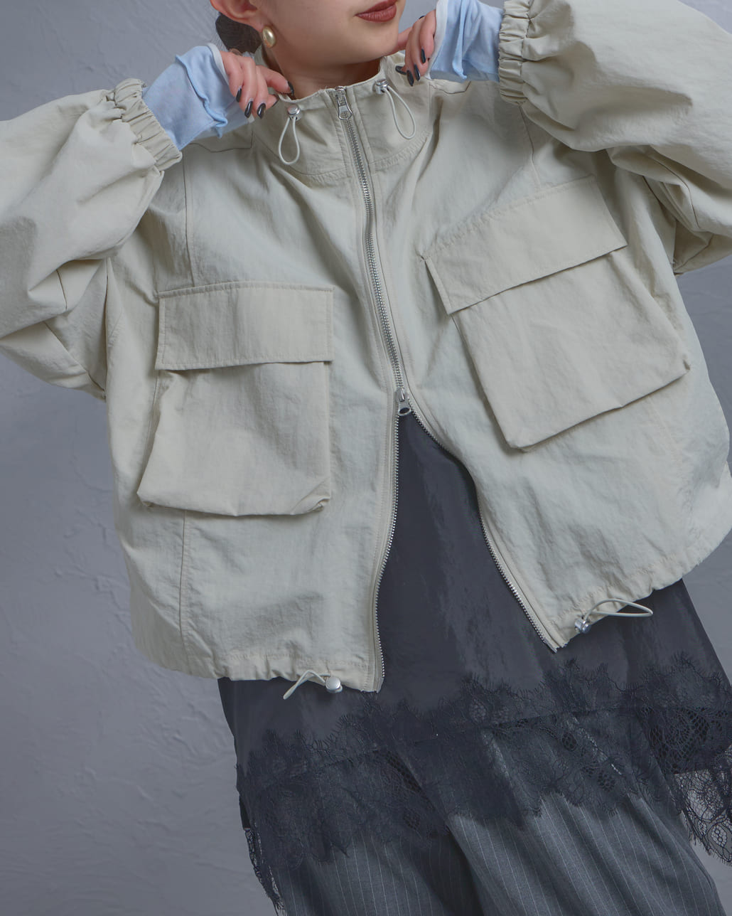 nenom [ネノム] ドローコード付 ハイネック ナイロンショートブルゾン [NE26312011]の着用画像です。
