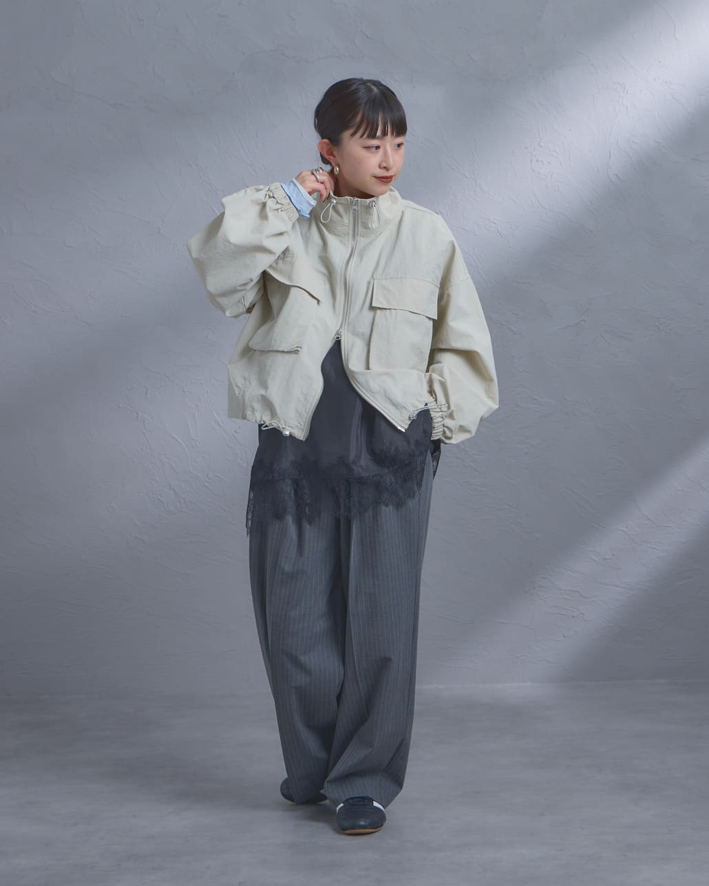 nenom [ネノム] ドローコード付 ハイネック ナイロンショートブルゾン [NE26312011]の着用画像です。