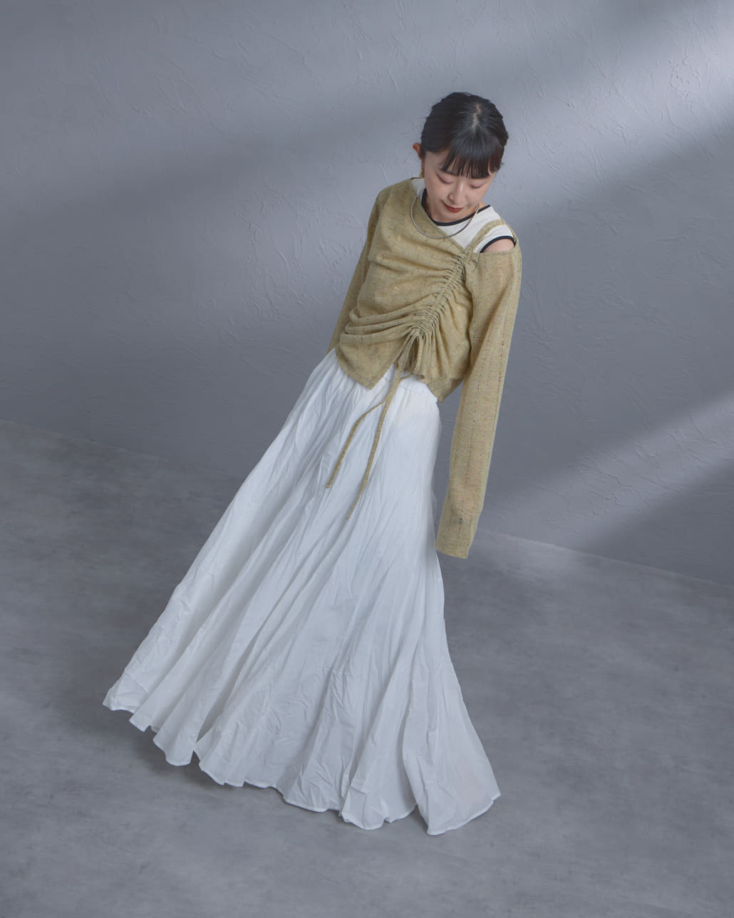 nenom [ネノム] ワンオフショルダー ギャザーリボンTシャツ [NE26312004]の着用画像です。