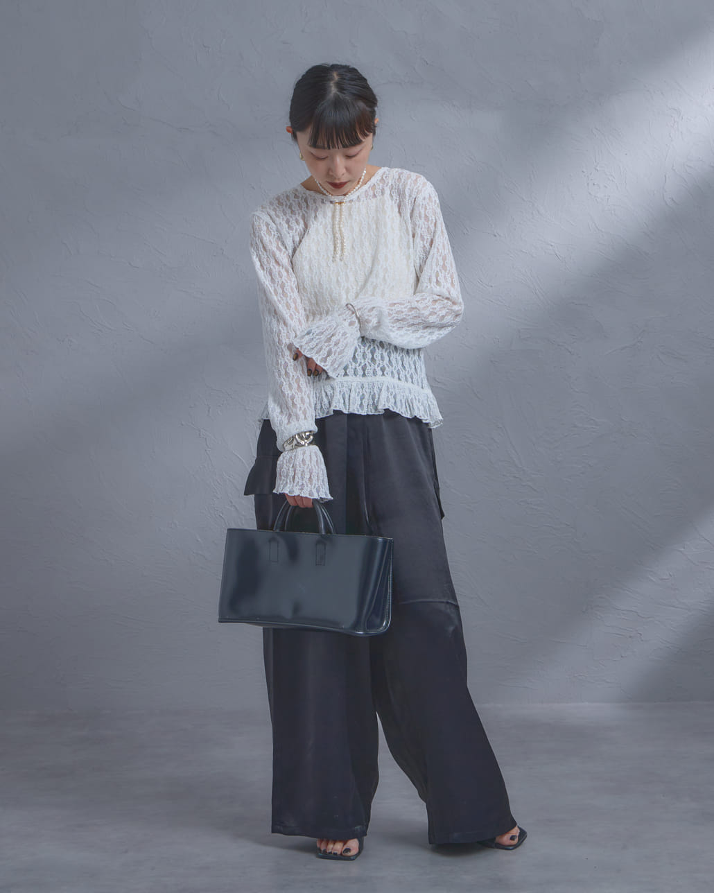 nenom [ネノム] マルチWAY レースペプラムカーディガン [NE26312001]の着用画像です。