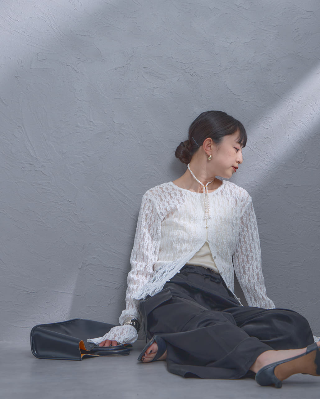 nenom [ネノム] マルチWAY レースペプラムカーディガン [NE26312001]の着用画像です。