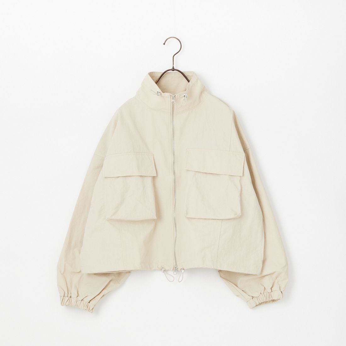 nenom [ネノム] ドローコード付 ハイネック ナイロンショートブルゾン [NE26312011]です。