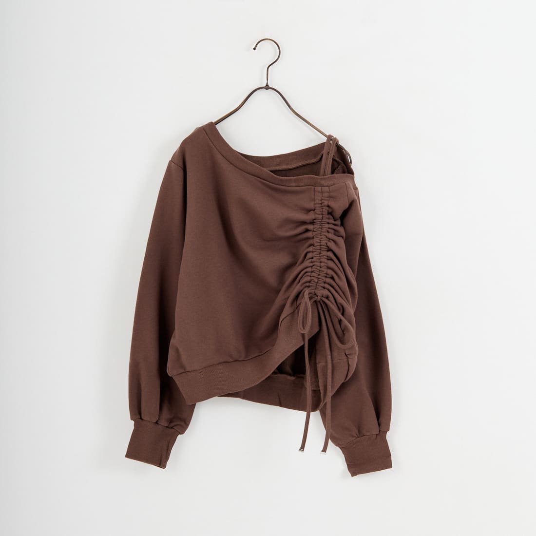 nenom [ネノム] ワンショルダードロストスウェット [NE25142013]です。