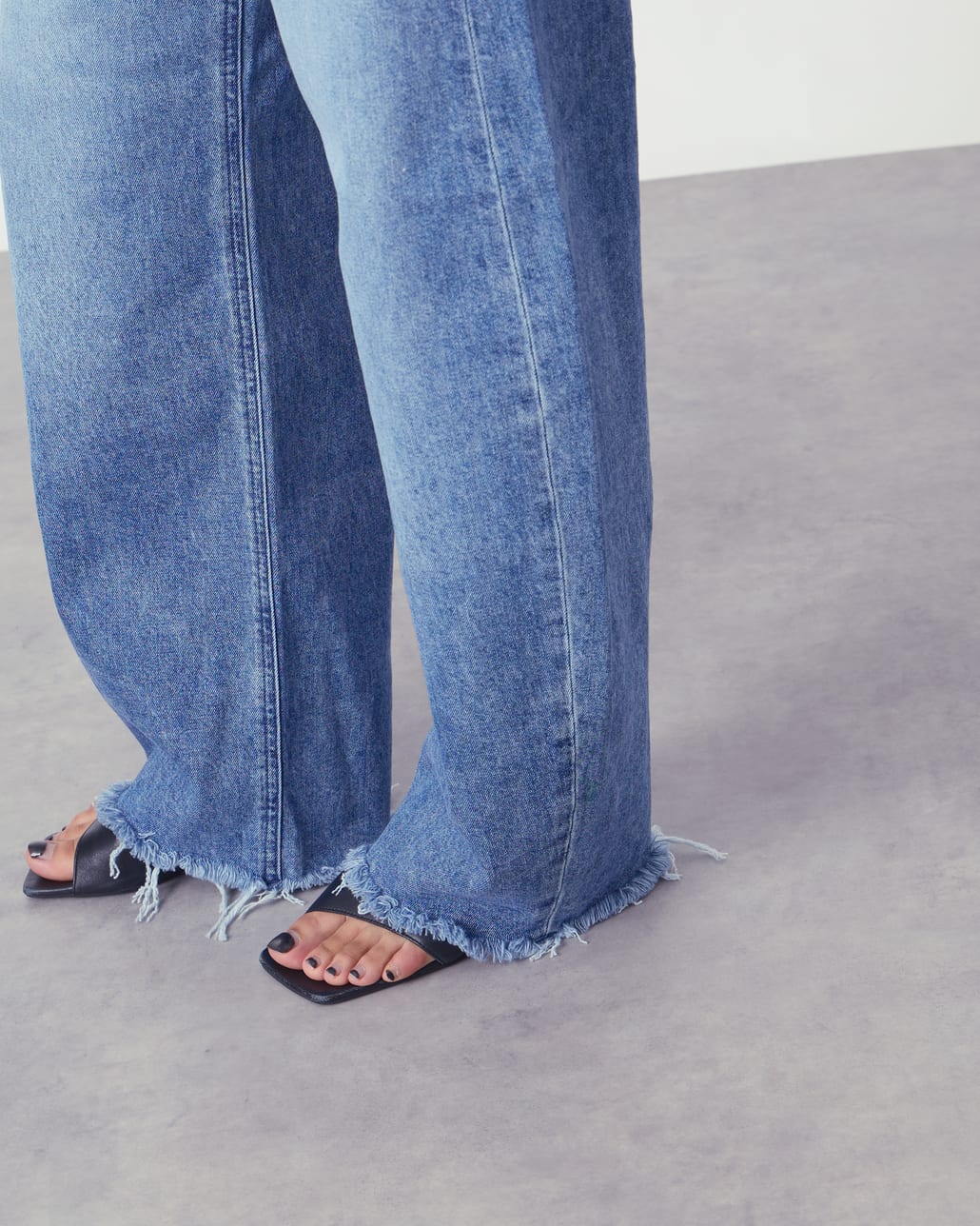 YANUK [ヤヌーク] カーブテーパード LAURA/ローラ [57141314]のスタイリングです。