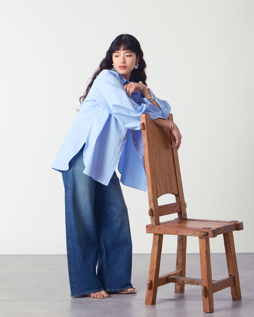 YANUK [ヤヌーク] バギーストレートデニム MARY/メアリー [57161021]のスタイリングです。