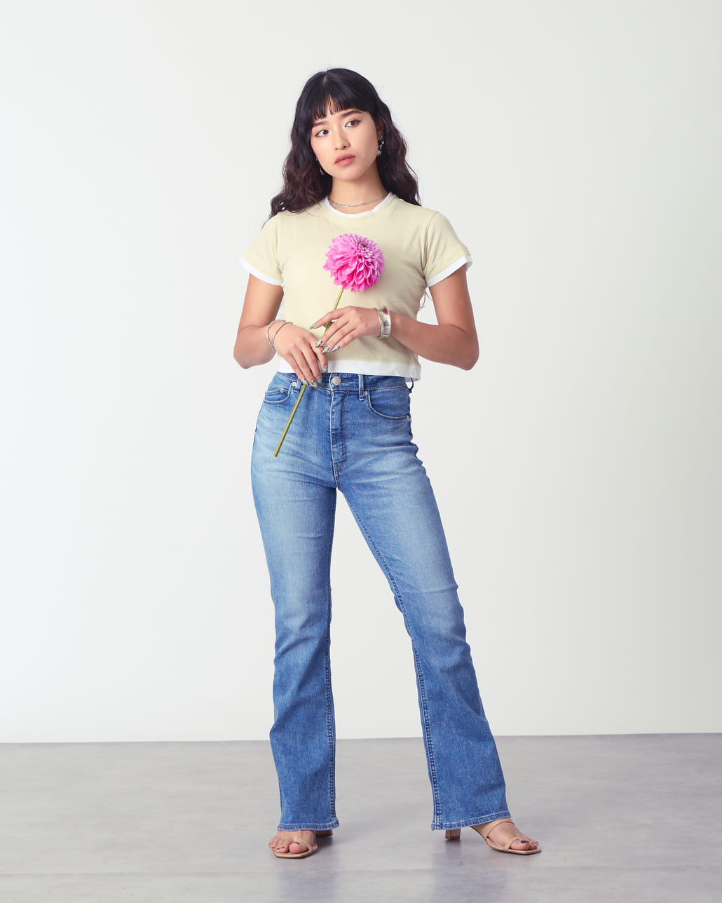 YANUK [ヤヌーク] ブーツカットデニム [57153341]のスタイリングです。