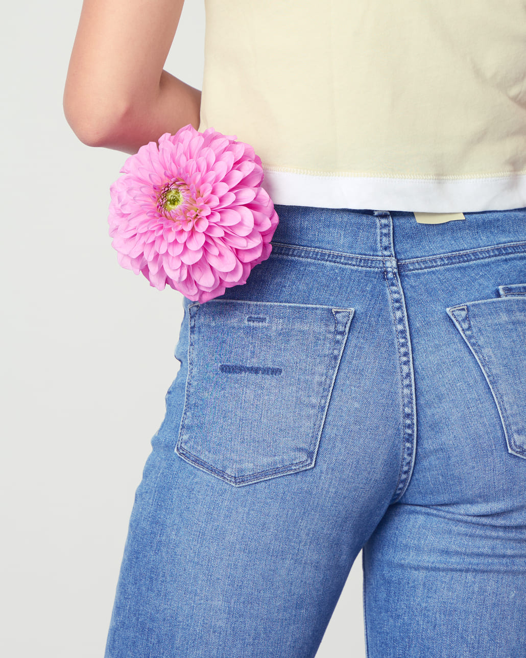 YANUK [ヤヌーク] ブーツカットデニム [57153341]のスタイリングです。