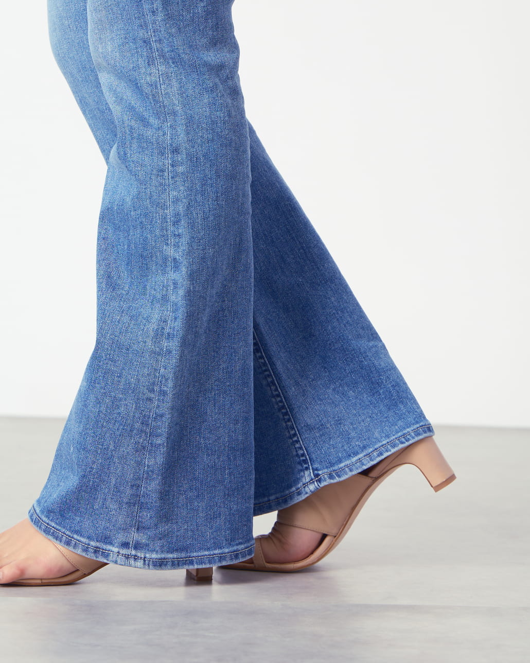 YANUK [ヤヌーク] ブーツカットデニム [57153341]のスタイリングです。