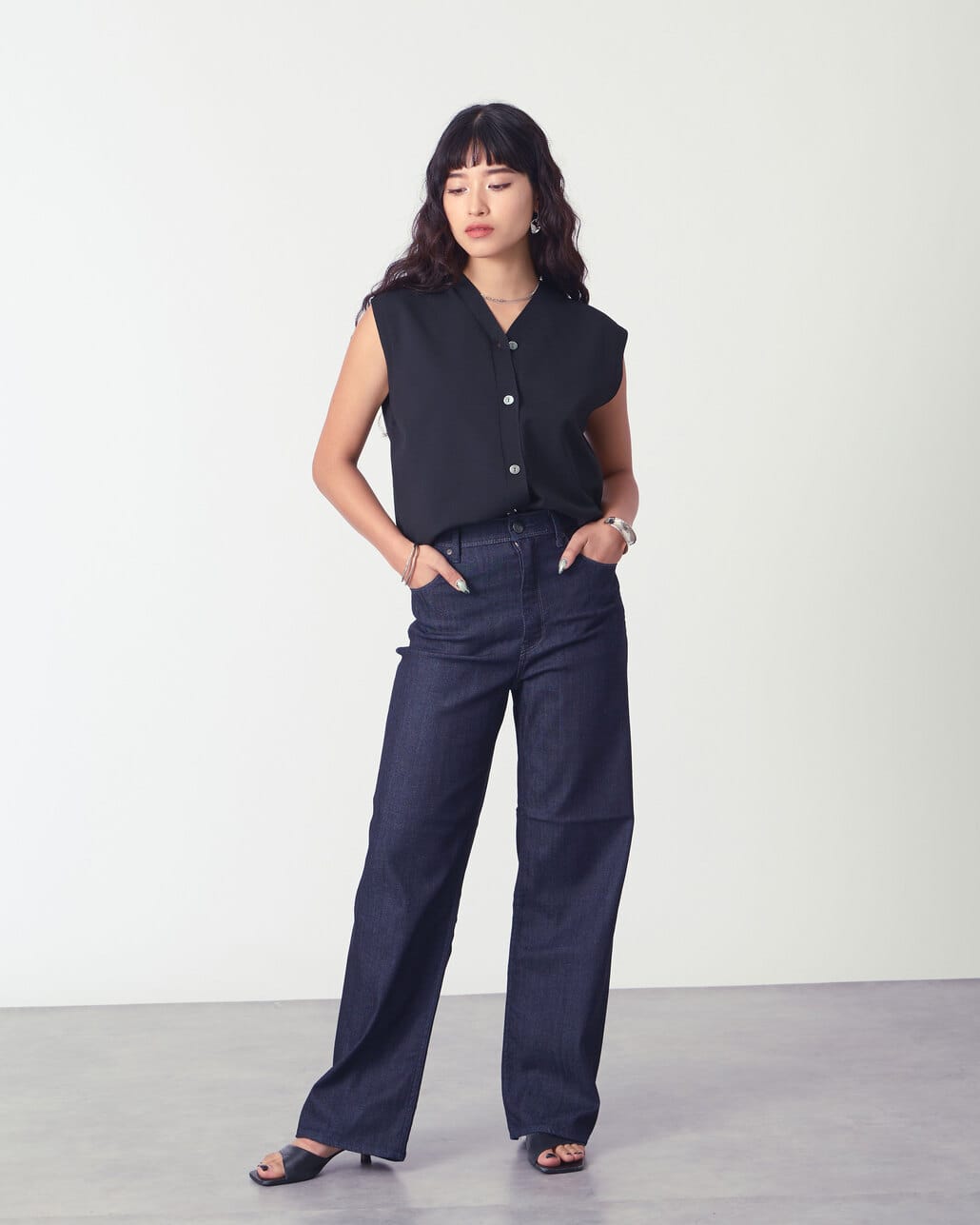 YANUK [ヤヌーク] ワイドストレートデニム LILITH/リリス [57153077]のスタイリングです。