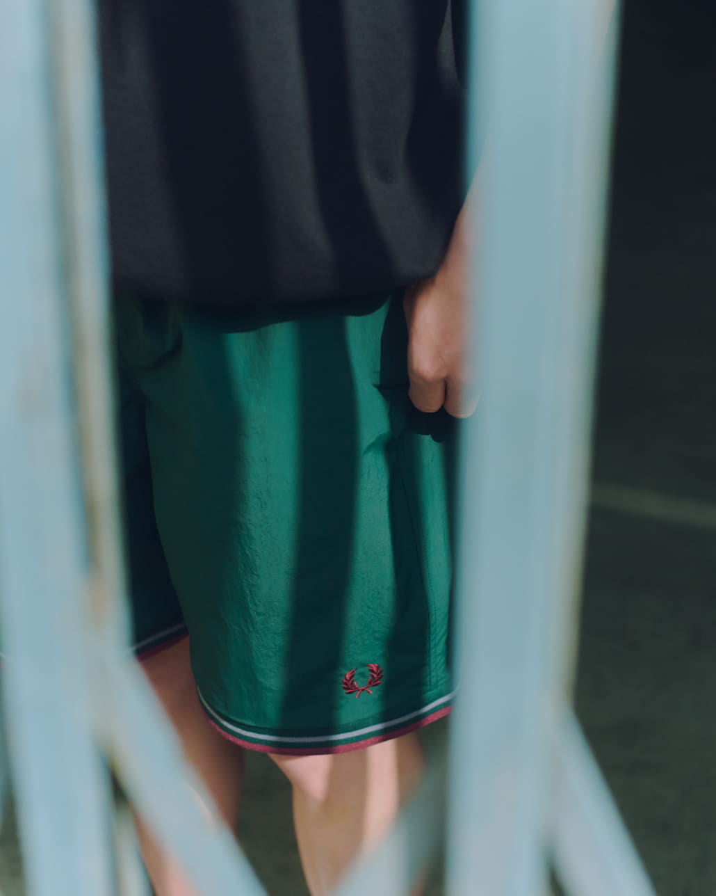 FRED PERRY [フレッドペリー] 別注 ワンポイントロゴ刺繍 ポンチドローコードTシャツ [FPM-26S-022JF]と別注 ツインティップライン ワンポイントロゴ刺繍 スイムショートパンツ [FPM-26S-020JF]のコーディネートです。