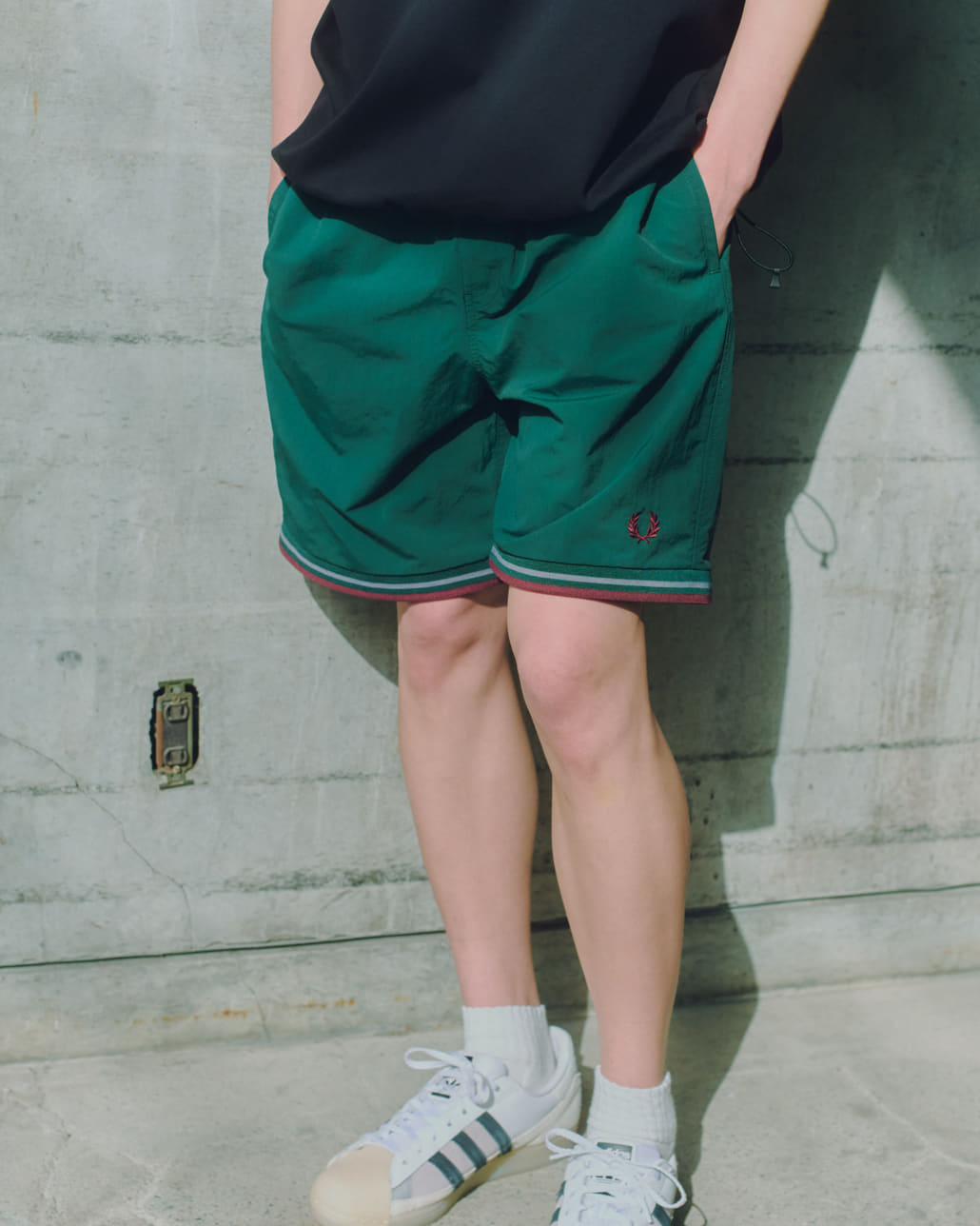 FRED PERRY [フレッドペリー] 別注 ワンポイントロゴ刺繍 ポンチドローコードTシャツ [FPM-26S-022JF]と別注 ツインティップライン ワンポイントロゴ刺繍 スイムショートパンツ [FPM-26S-020JF]のコーディネートです。