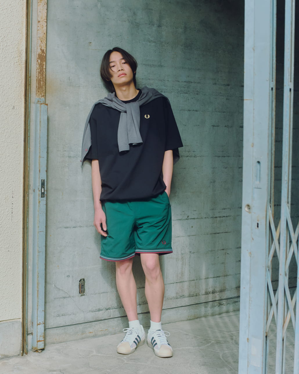 FRED PERRY [フレッドペリー] 別注 ワンポイントロゴ刺繍 ポンチドローコードTシャツ [FPM-26S-022JF]と別注 ツインティップライン ワンポイントロゴ刺繍 スイムショートパンツ [FPM-26S-020JF]のコーディネートです。