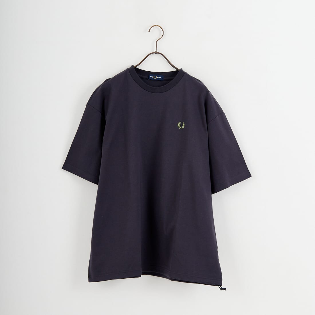FRED PERRY [フレッドペリー] 別注 ワンポイントロゴ刺繍 ポンチドローコードTシャツ [FPM-26S-022JF]の商品画像です。