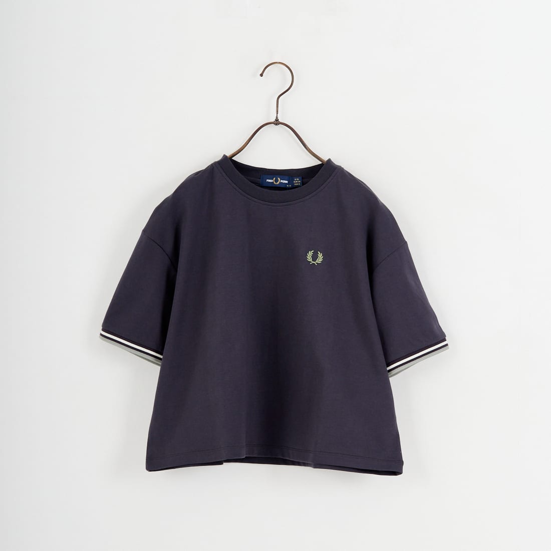 FRED PERRY [フレッドペリー] 別注 ツインティップライン ワンポイントロゴ刺繍 ショートポンチTシャツ [FPW-26S-034-JF]の商品画像です。