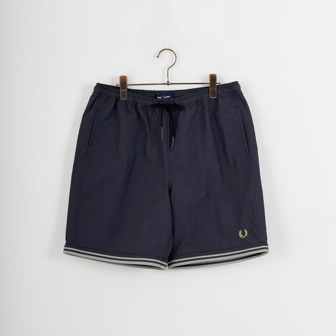 FRED PERRY [フレッドペリー] 別注 ツインティップライン ワンポイントロゴ刺繍 スイムショートパンツ [FPM-26S-020JF]の商品画像です。