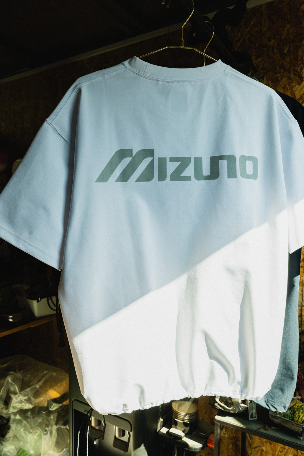 MIZUNO [ミズノ] 別注 ドローコード付き バックプリントTシャツ [D2JADW01-JF]です。