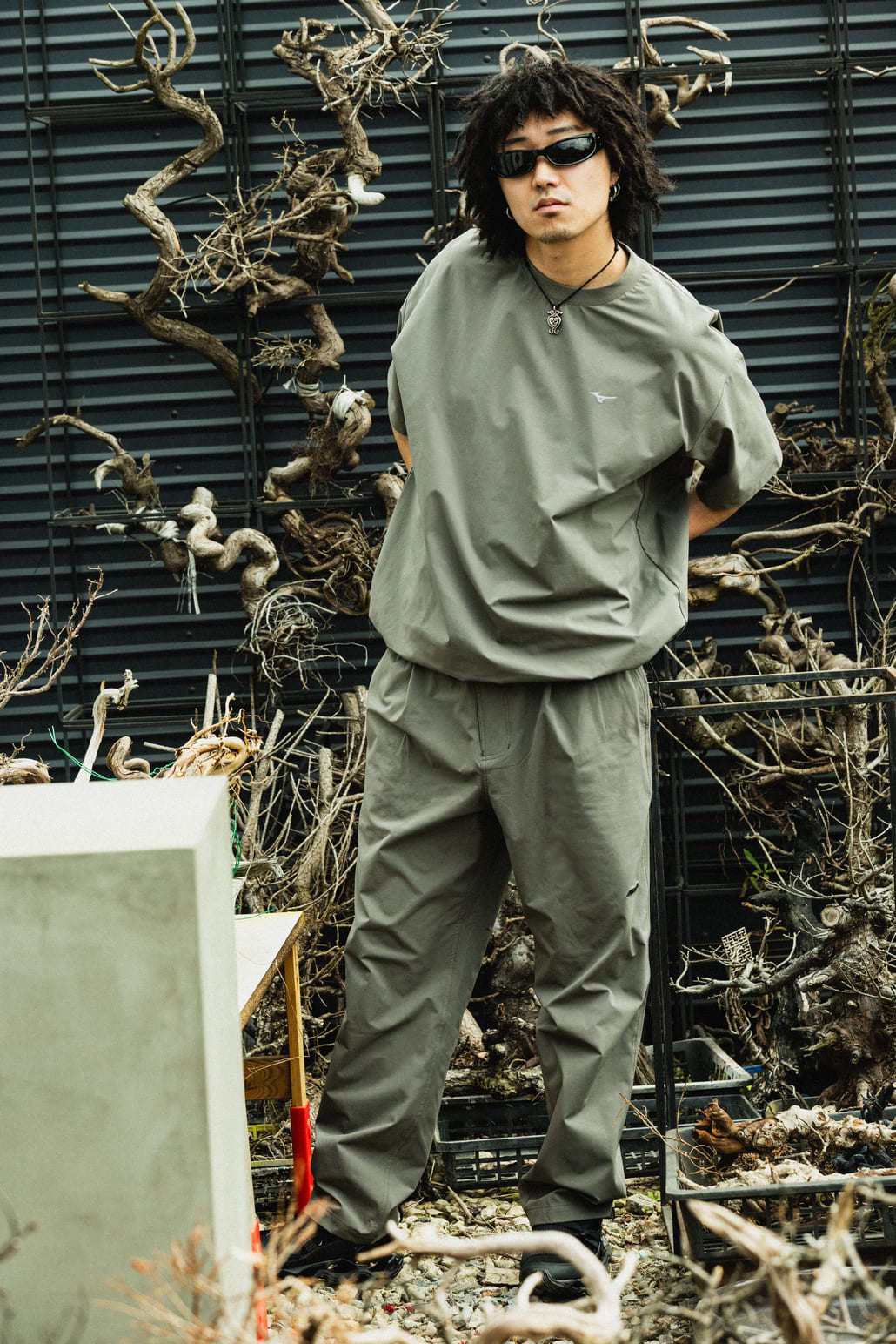 MIZUNO [ミズノ] 別注 4WAYストレッチ バックプリントTシャツ [D2JADW04-JF]と別注 4WAYストレッチ イージーパンツ [D2JFDW01-JF]のスタイリングです。