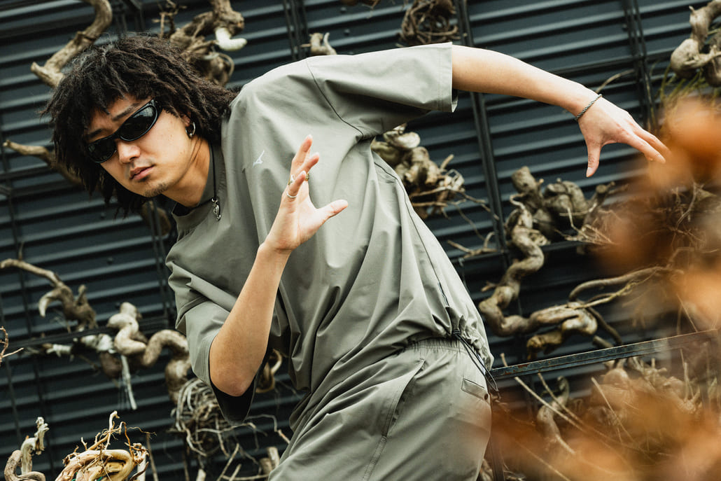 MIZUNO [ミズノ] 別注 4WAYストレッチ バックプリントTシャツ [D2JADW04-JF]と別注 4WAYストレッチ イージーパンツ [D2JFDW01-JF]のスタイリングです。