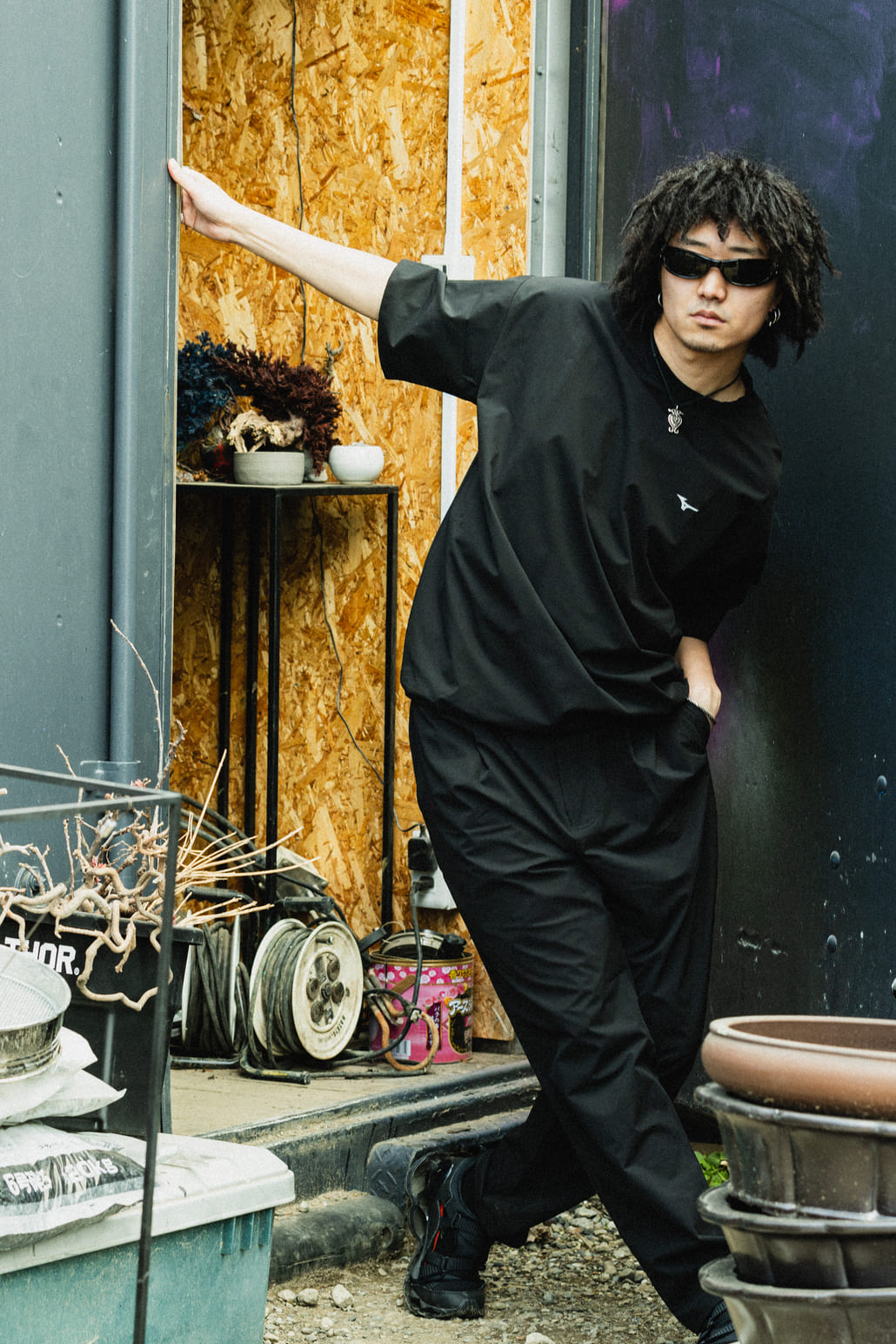 MIZUNO [ミズノ] 別注 4WAYストレッチ バックプリントTシャツ [D2JADW04-JF]と別注 4WAYストレッチ イージーパンツ [D2JFDW01-JF]のスタイリングです。