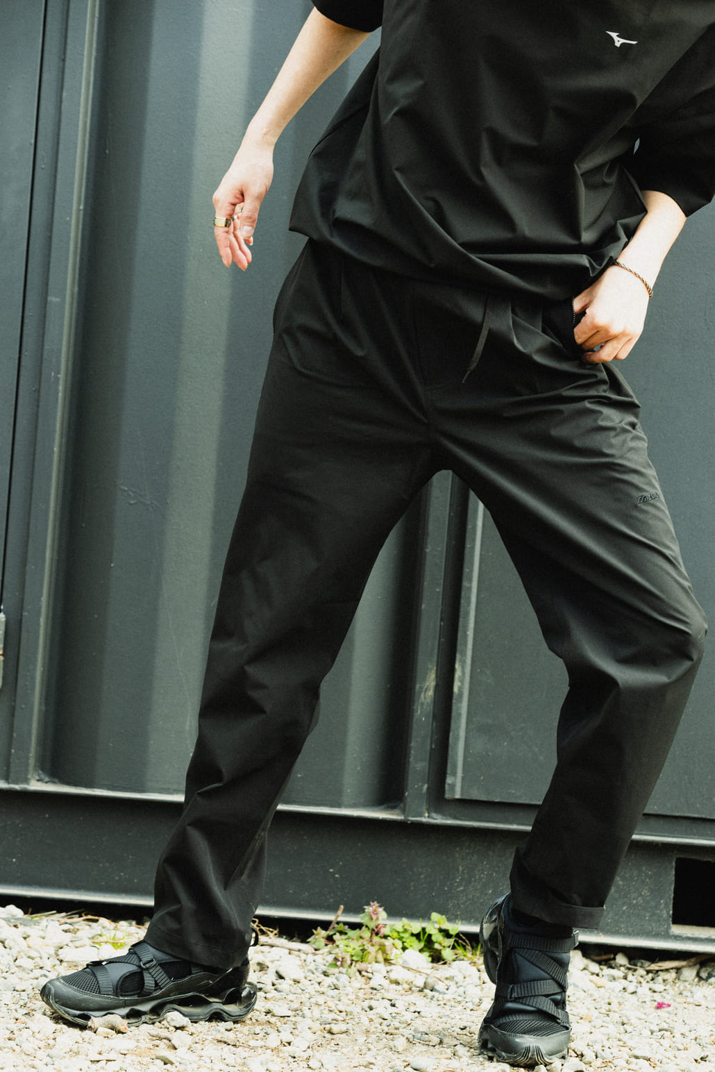 MIZUNO [ミズノ] 別注 4WAYストレッチ バックプリントTシャツ [D2JADW04-JF]と別注 4WAYストレッチ イージーパンツ [D2JFDW01-JF]のスタイリングです。