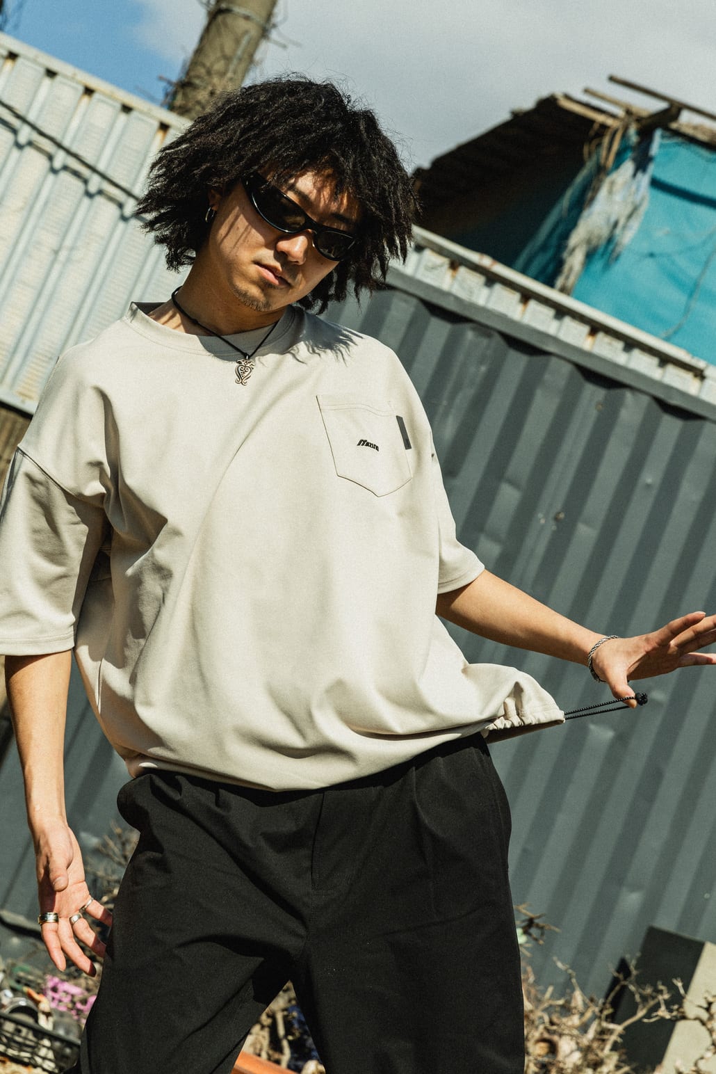 MIZUNO [ミズノ] 別注 ポケット付き ワンポイントロゴ刺繍Tシャツ [D2JADW03-JF]と別注 4WAYストレッチ イージーパンツ [D2JFDW01-JF]のスタイリングです。