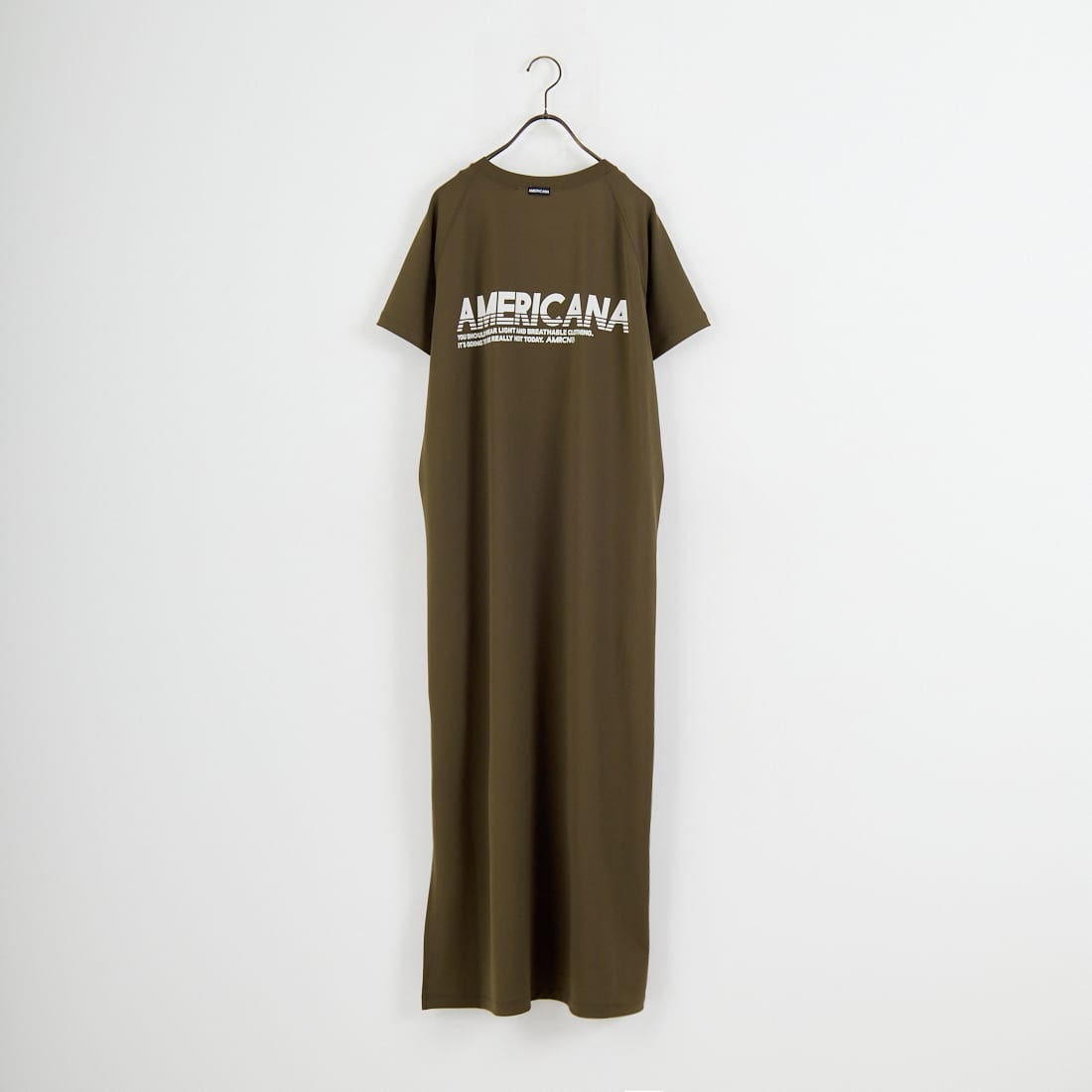 Americana × JEANS FACTORY [アメリカーナ × ジーンズファクトリー] 別注 AMERICANA バックロゴプリント マキシ丈ワンピース [ASO-M-853-JF]