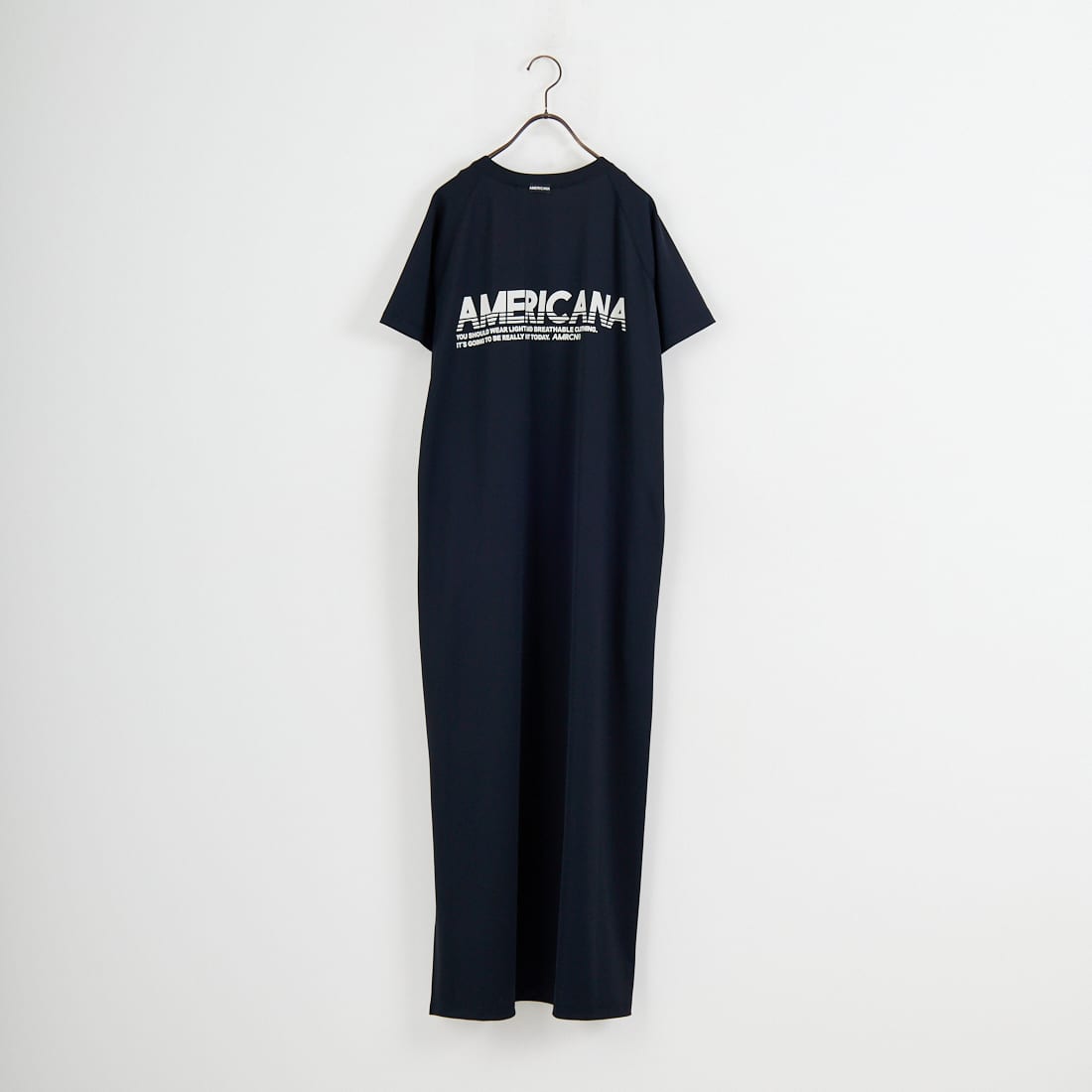 Americana × JEANS FACTORY [アメリカーナ × ジーンズファクトリー] 別注 AMERICANA バックロゴプリント マキシ丈ワンピース [ASO-M-853-JF]