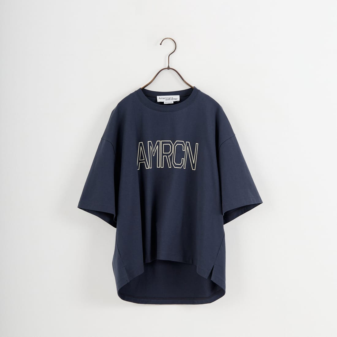 Americana × JEANS FACTORY [アメリカーナ × ジーンズファクトリー] 別注 AMRCN ショート丈フロッキープリントTシャツ [ASO-M-851-1-JF]